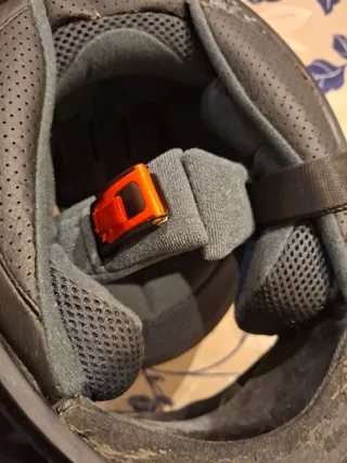 Casco de moto blanco con mariposas