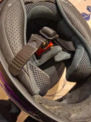 Casco de moto blanco con mariposas