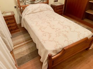 Cama y 2 mesitas de noche de madera