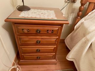 Cama y 2 mesitas de noche de madera