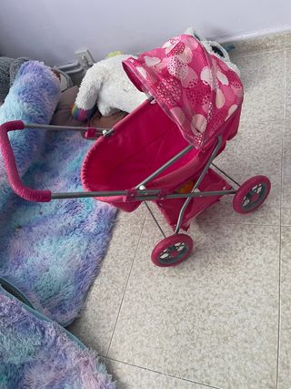 Carrito de bebé de juguete rosa
