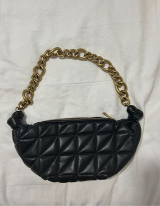 Bolso negro Zara con cadena dorada