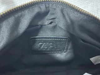 Bolso negro Zara con cadena dorada