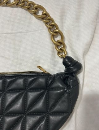 Bolso negro Zara con cadena dorada