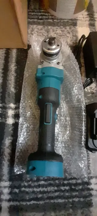 Amoladora Radial con 2 baterías grandes y cargador