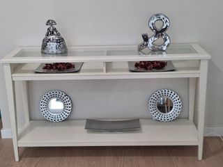 Aparador blanco y plateado con cristal