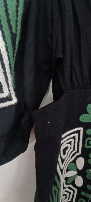 Vestido negro con bordados verdes sin estrenar