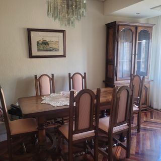 Seis Sillas de Nogal Retapizadas