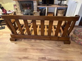 Sofá de madera con funda floral