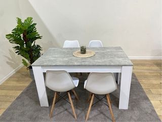 Mesa de comedor gris y blanca