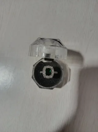 Anillo con esmeralda y diamantes