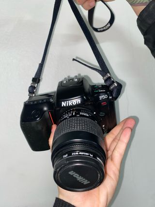 Cámara Nikon F50 analógica