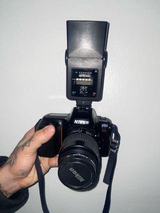 Cámara Nikon F50 analógica