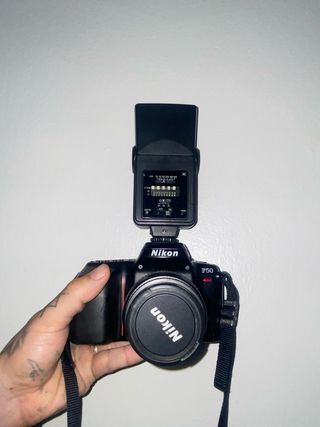 Cámara Nikon F50 analógica