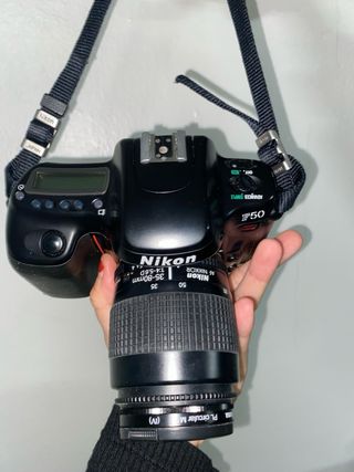 Cámara Nikon F50 analógica