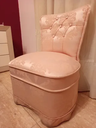 Butaca rosa con tapizado floral