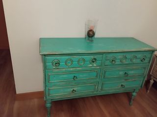 Cómoda verde desgastada con detalles dorados