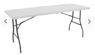 Mesa plegable gris y blanca