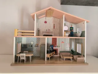 Casita de muñecas de madera