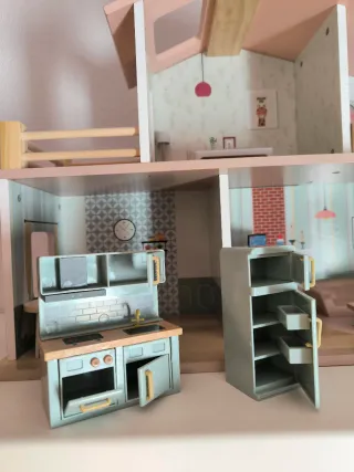 Casita de muñecas de madera