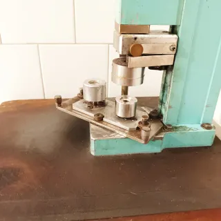 Prensa manual para botones