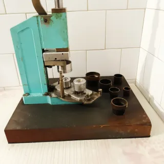 Prensa manual para botones