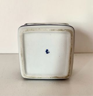 Caja de cerámica azul y blanca