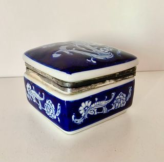 Caja de cerámica azul y blanca