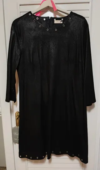 Vestido negro con detalles plateados