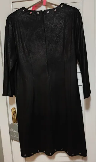 Vestido negro con detalles plateados