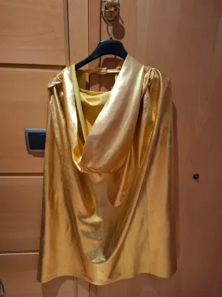 Capa dorada con capucha