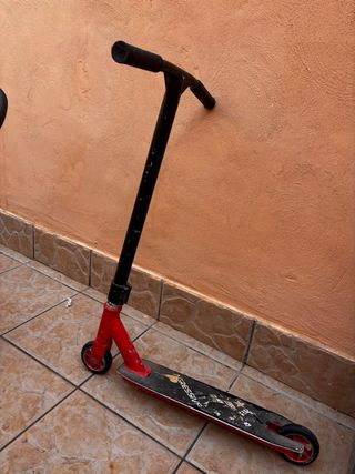 Patinete agresivo rojo y negro