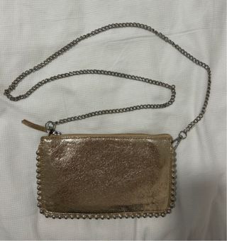 Bolso Zara dorado con cadena y tachuelas