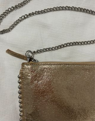 Bolso Zara dorado con cadena y tachuelas