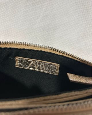 Bolso Zara dorado con cadena y tachuelas