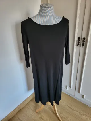 Vestido negro Benetton manga tres cuartos.