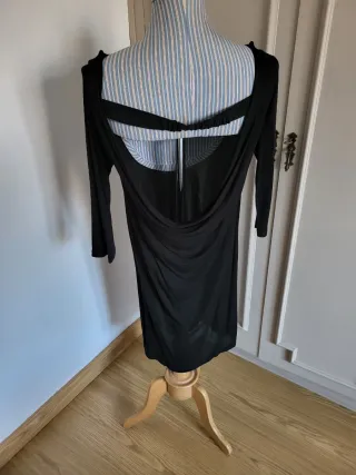 Vestido negro Benetton manga tres cuartos.