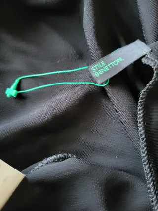 Vestido negro Benetton manga tres cuartos.