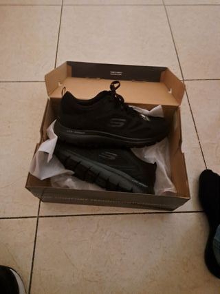 Zapatillas Skechers Negras Memory Foam sin estrena