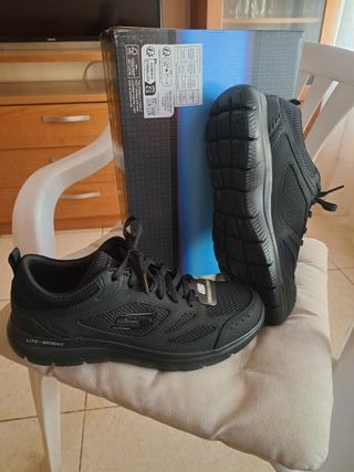 Zapatillas Skechers Negras Memory Foam sin estrena