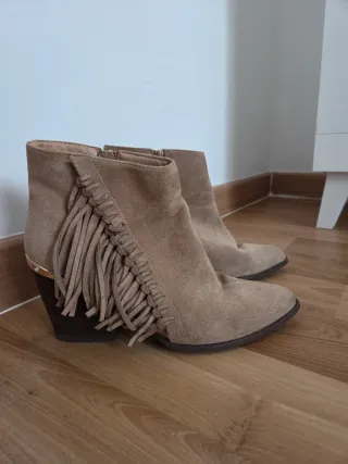 Botines de tacón con flecos