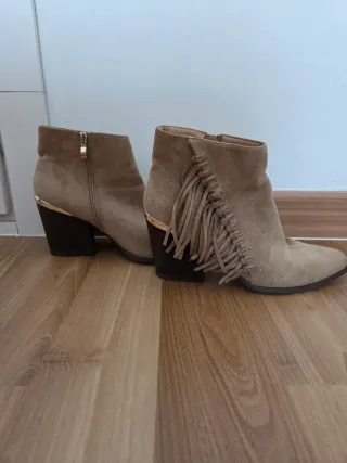 Botines de tacón con flecos