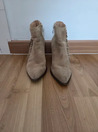 Botines de tacón con flecos