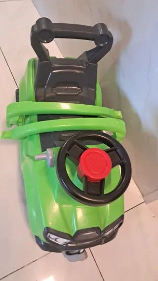 Coche correpasillos verde para niños