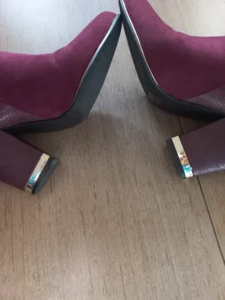 Botines Burdeos Puntiagudos con Cremallera Dorada