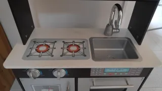 Cocinita de madera y plástico para niños.