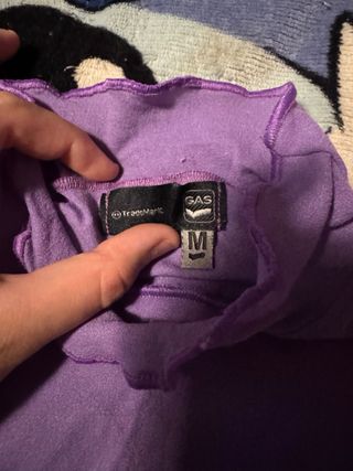 Camiseta morada cuello alto M