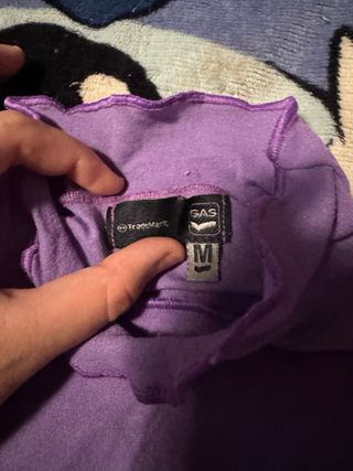 Camiseta morada cuello alto M