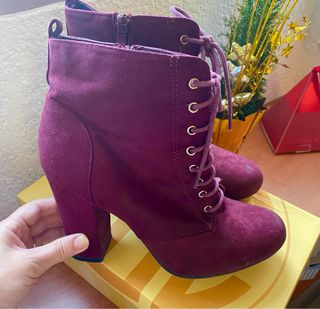 Botines burdeos con cordones y tacón