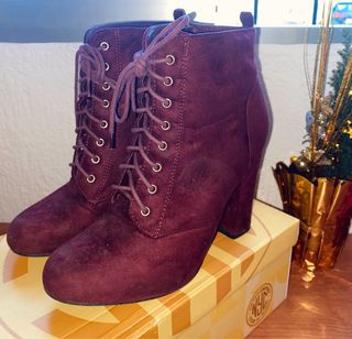 Botines burdeos con cordones y tacón